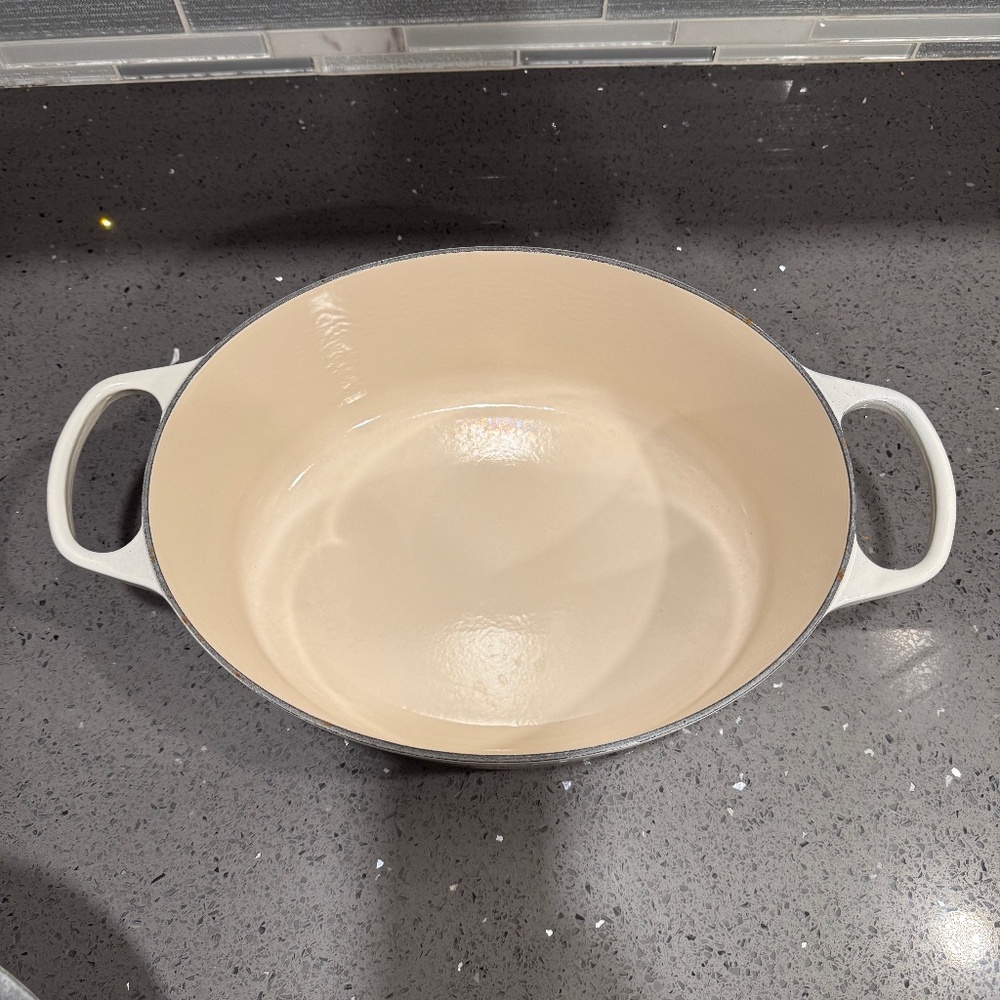Le Creuset 8 Qt Oval Dutch Oven Cream Enameled Cast Iron w/ Stainless Knob - Picture 2 of 5